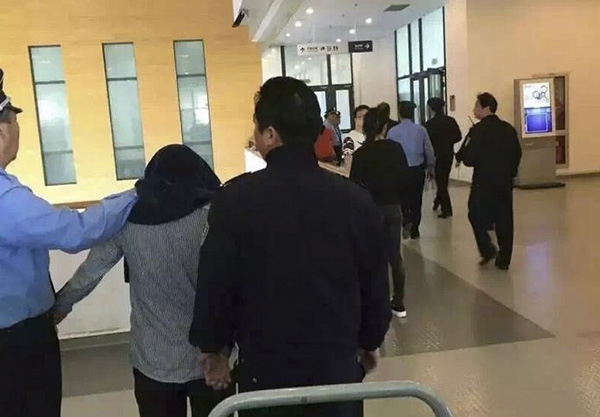 Shanghai Maritime University men discredited because of love disputes, thrown with stimulating fluid and stabbed a girl